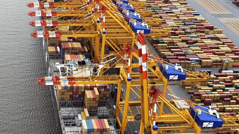 Die bremischen Häfen erwarten 2011 einen Umschlag von rund 5,9 Millionen Containern. Foto: Scheer