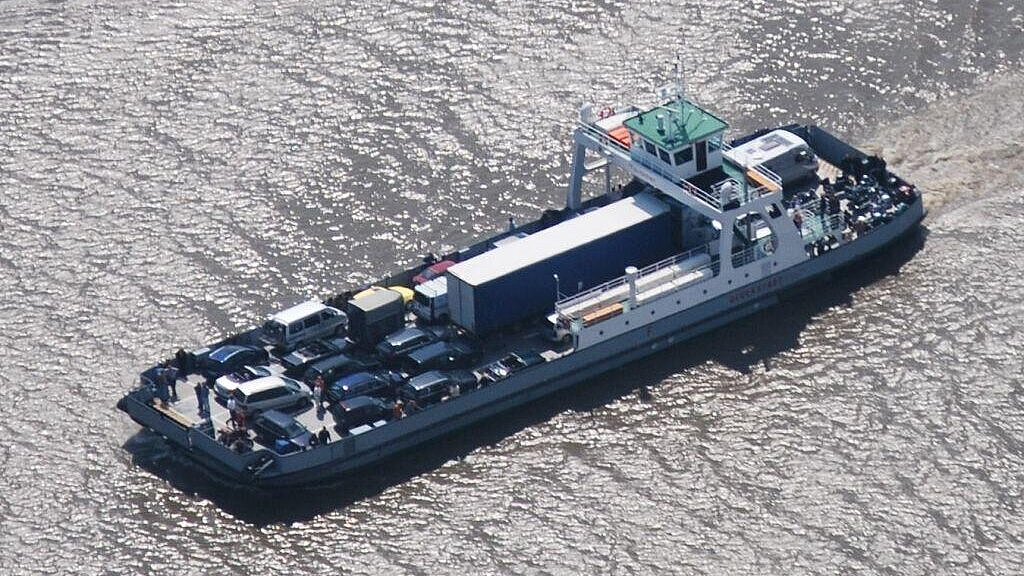 Solange die A 20 nicht die Elbe quert, setzt die Elbe-Fähre bei Glückstadt über den Strom. Foto: Mordhorst