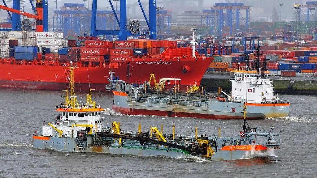 Baggerschiff im Hamburger Hafen. Die Elbvertiefung kommt. Foto: Hasenpusch