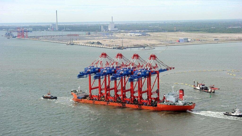 "Zhen Hua 24" brachte die neuen Containerbrücken nach Wilhelmshaven. Foto: Scheer