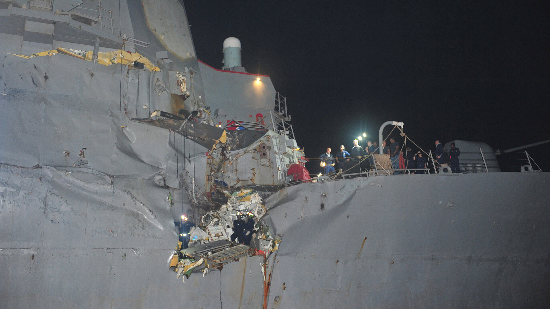 Der Tanker (Bild rechts) riss an der „Porter“ die Bordwand in Höhe des Flugkörpermagazins auf. Foto: US Navy Der Tanker (Bild rechts) riss an der „Porter“ die Bordwand in Höhe des Flugkörpermagazins auf. Foto: US Navy
