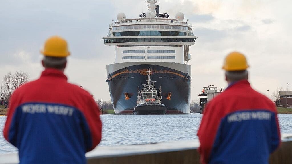Am Freitag war das Schiff von der Papenburger Meyer Werft aus zu seiner Jungfernfahrt durch die schmale Ems aufgebrochen. Foto: Meyer Werft Am Freitag war das Schiff von der Papenburger Meyer Werft aus zu seiner Jungfernfahrt durch die schmale Ems aufgebrochen. Foto: Meyer Werft