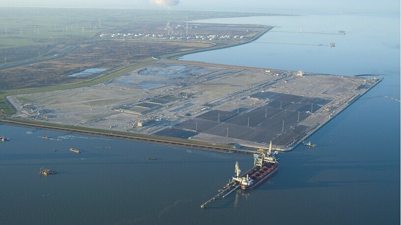 Die Sandaufspülungen für den JadeWeserPort sind beendet. Die neue Fläche ist 3,6 Quadratkilometer groß. Foto: Hero Lang
