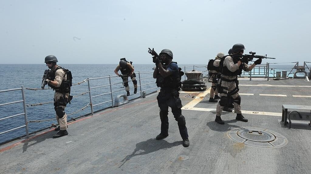 Zum Schutz vor Piraten werden neben Soldaten häufig private Sicherheitsteams eingesetzt. Foto: US Navy Zum Schutz vor Piraten werden neben Soldaten häufig private Sicherheitsteams eingesetzt. Foto: US Navy