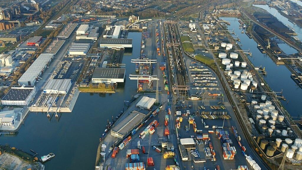 Der Containerumschlag in Duisburg erreichte von Januar bis Oktober 2,1 Millionen TEU. Foto: duisport Der Containerumschlag in Duisburg erreichte von Januar bis Oktober 2,1 Millionen TEU. Foto: duisport