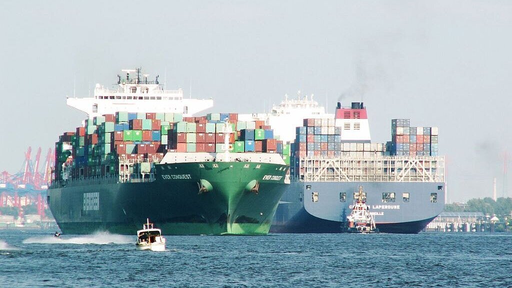 Begegnungen auf der Elbe: Die Elbvertiefung steht kurz bevor. Foto: Mordhorst