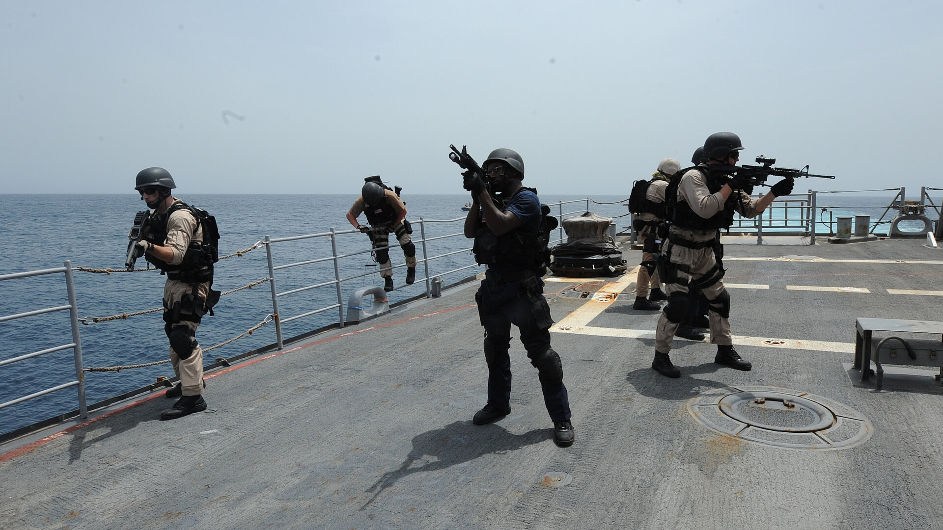 Schünemann plädiert für die Stationierung bewaffneter Sicherheitskräfte an Bord deutscher Schiffe. Foto: US Navy Schünemann plädiert für die Stationierung bewaffneter Sicherheitskräfte an Bord deutscher Schiffe. Foto: US Navy