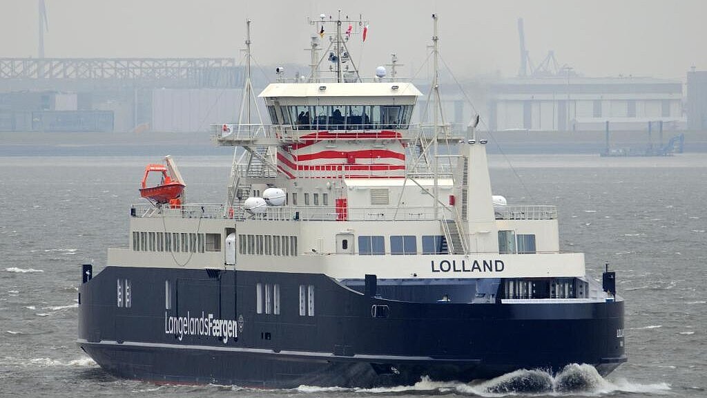 Die Fähre „Lolland“ verließ gestern ihre Bauwerft Sietas zur Fahrt nach Svendborg. Foto: Hasenpusch Die Fähre „Lolland“ verließ gestern ihre Bauwerft Sietas zur Fahrt nach Svendborg. Foto: Hasenpusch