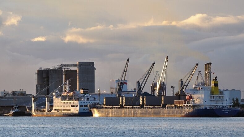 Der Hafen Port Louis hat im Jahr 2010 genau 332.662 TEU und insgesamt rund 6,2 Millionen Tonnen Güter umgeschlagen. Foto: Hansueli Krapf Der Hafen Port Louis hat im Jahr 2010 genau 332.662 TEU und insgesamt rund 6,2 Millionen Tonnen Güter umgeschlagen. Foto: Hansueli Krapf