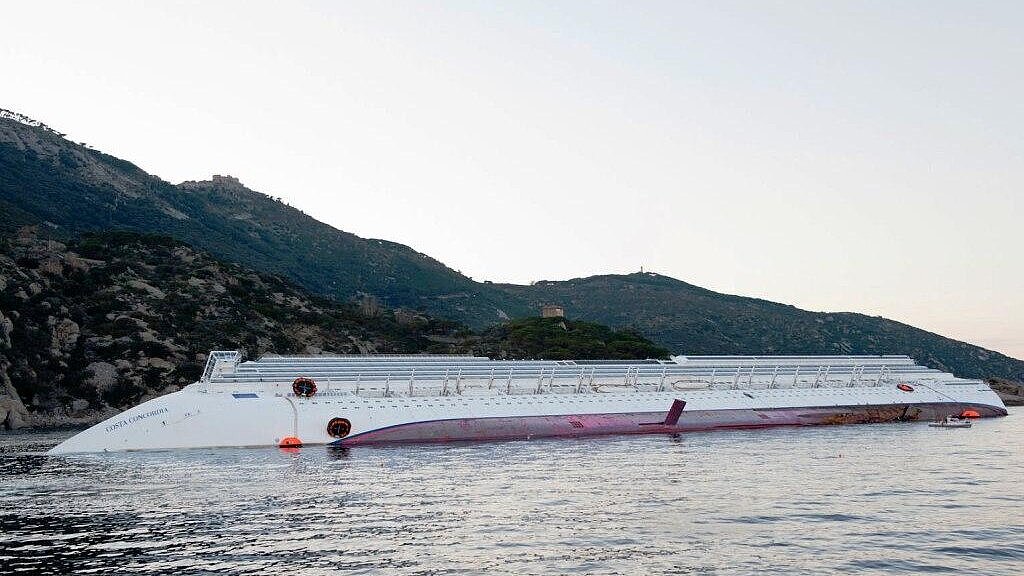 Die "Costa Concordia" war am Abend des 13. Januar zu nahe an die Insel Giglio heran-gefahren, hatte einen Felsen gerammt. Foto: Marina Militare Die "Costa Concordia" war am Abend des 13. Januar zu nahe an die Insel Giglio heran-gefahren, hatte einen Felsen gerammt. Foto: Marina Militare