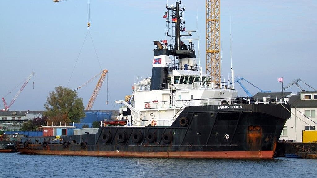 Bekannte Silhouette mit neuer Schornsteinmarke: „Bremen Fighter“ in Bremerhaven. Foto: Eckardt Bekannte Silhouette mit neuer Schornsteinmarke: „Bremen Fighter“ in Bremerhaven. Foto: Eckardt