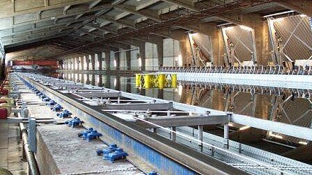 Auf 40 Metern Länge wurden seitlich die 80 weißen Platten in den Schlepptank montiert. Foto: M. Meyer Auf 40 Metern Länge wurden seitlich die 80 weißen Platten in den Schlepptank montiert. Foto: M. Meyer