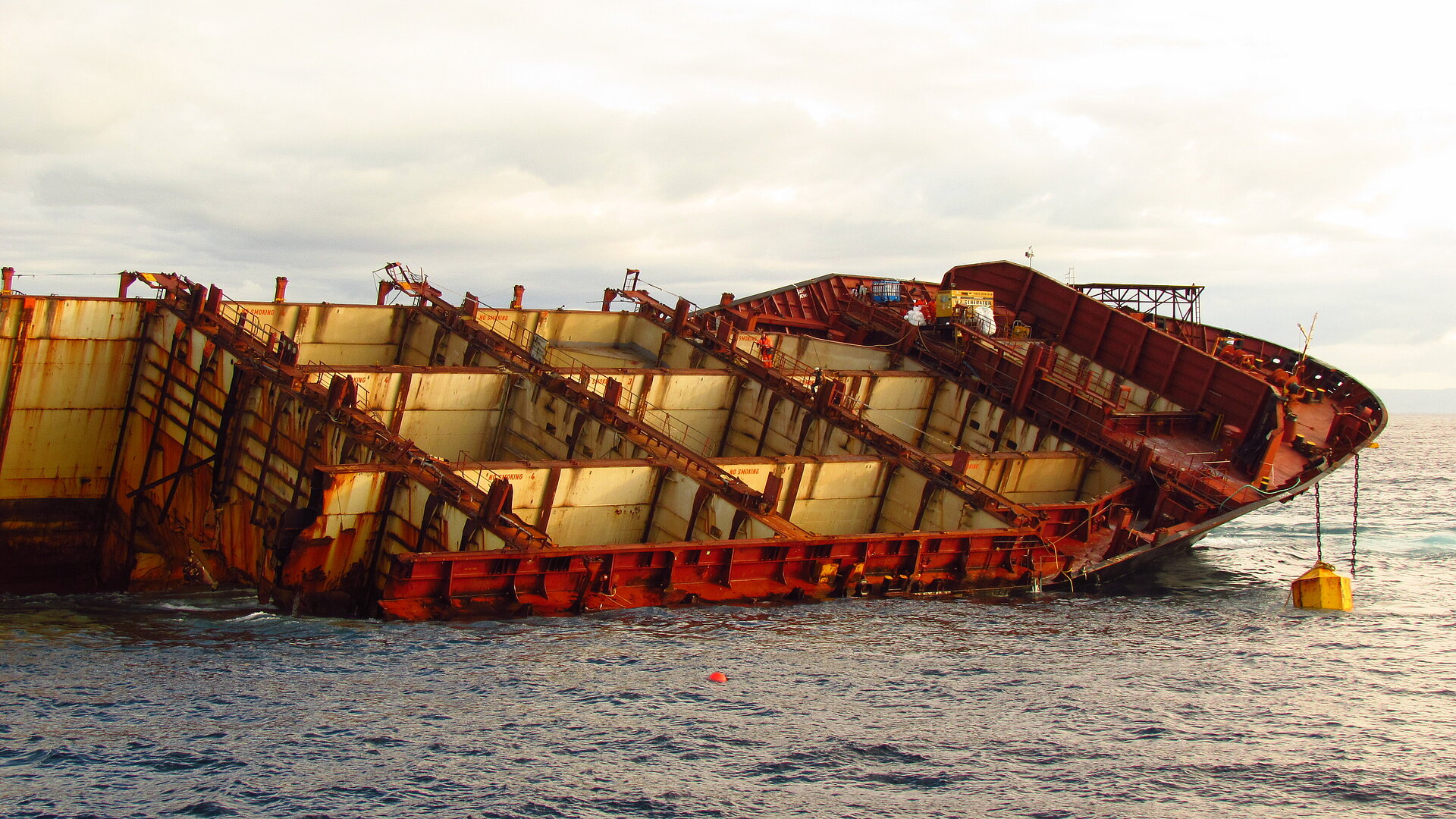 Das Wrack der „Rena“ ist mittlerweile in der schweren See auseinandergebrochen. Foto: MNZ Das Wrack der „Rena“ ist mittlerweile in der schweren See auseinandergebrochen. Foto: MNZ