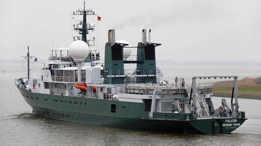 „Falkor“ ex „Seefalke“ beim Passieren des Störsperrwerks. Foto: Hasenpusch