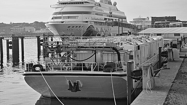 AIDAcara und LNG-Barge Hummel AIDAcara und LNG-Barge Hummel