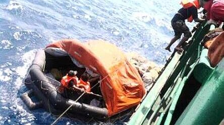 Die Schiffbrüchigen wurden aus einer Rettungsinsel geborgen. Foto: Ahrenkiel Die Schiffbrüchigen wurden aus einer Rettungsinsel geborgen. Foto: Ahrenkiel