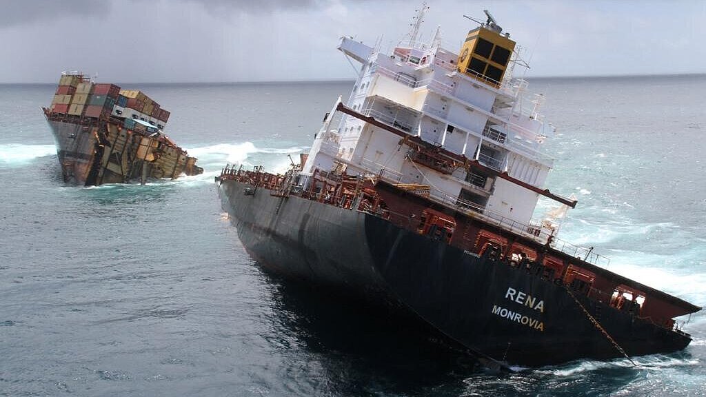 Das Containerschiff "Rena" ist drei Monate nach seiner Havarie vor Neuseeland auseinandergebrochen. Foto: MNZ Das Containerschiff "Rena" ist drei Monate nach seiner Havarie vor Neuseeland auseinandergebrochen. Foto: MNZ