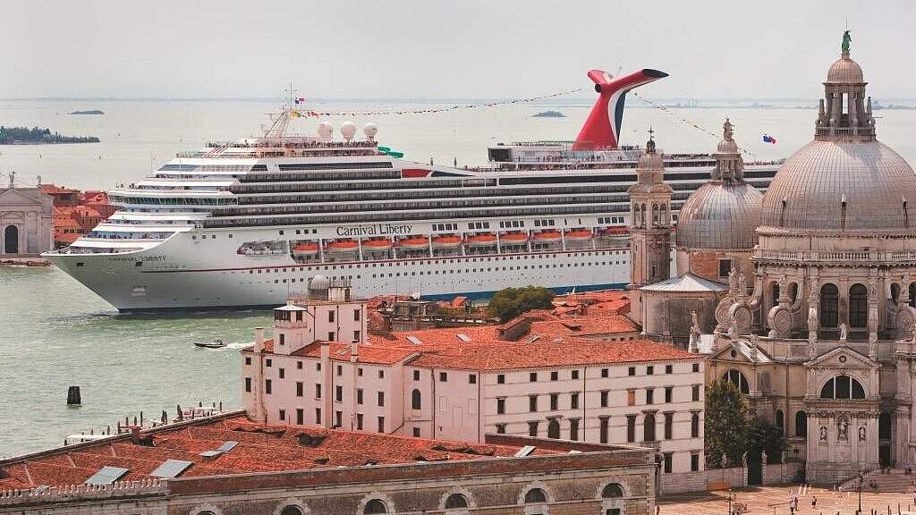 Die 290 Meter lange „Carnival Liberty“ (Baujahr 2005) soll zuerst modernisiert werden. Foto: Carnival Cruise Lines Die 290 Meter lange „Carnival Liberty“ (Baujahr 2005) soll zuerst modernisiert werden. Foto: Carnival Cruise Lines