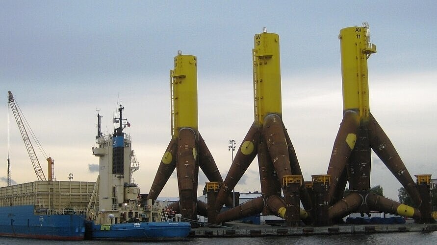 Lagerung von Tripoden im Innenhafen von Wilhelmshaven. Foto: WHV