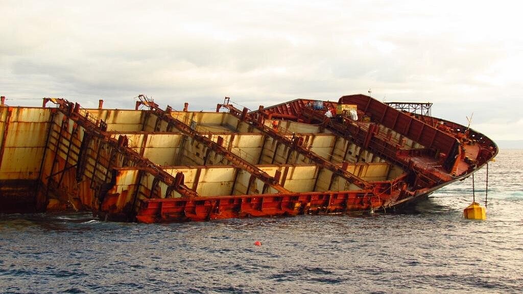 Die leere Bugsektion des Containerfrachters hängt immer auf dem Riff fest. Foto: Svitzer/Smit Die leere Bugsektion des Containerfrachters hängt immer auf dem Riff fest. Foto: Svitzer/Smit