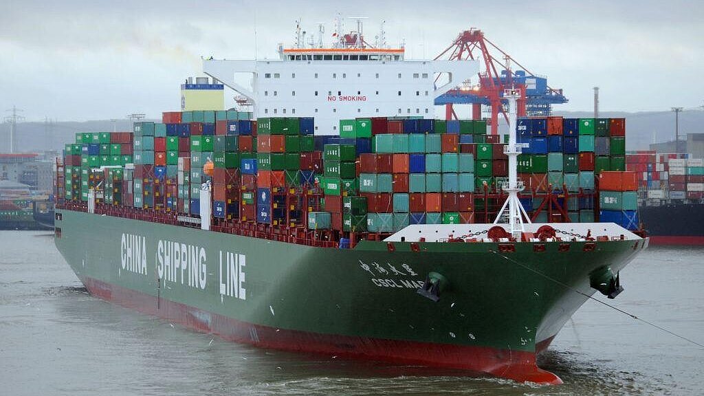 Immer mehr Megaboxer passieren den Hamburger Hafen. Foto: HHM/Hasenpusch