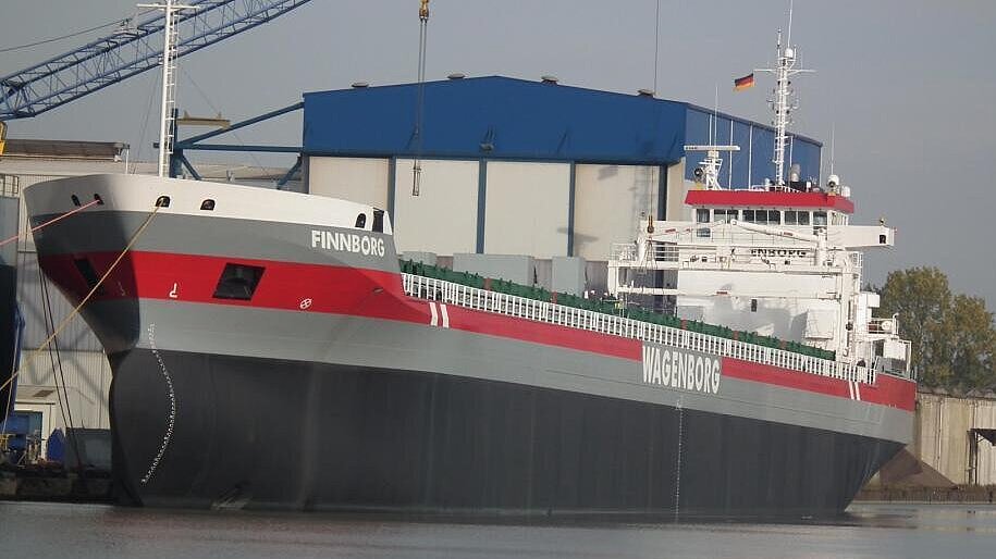 14.600-Tonner „Finnborg“ an der Ausrüstungspier in Leer. Foto: Bökhaus