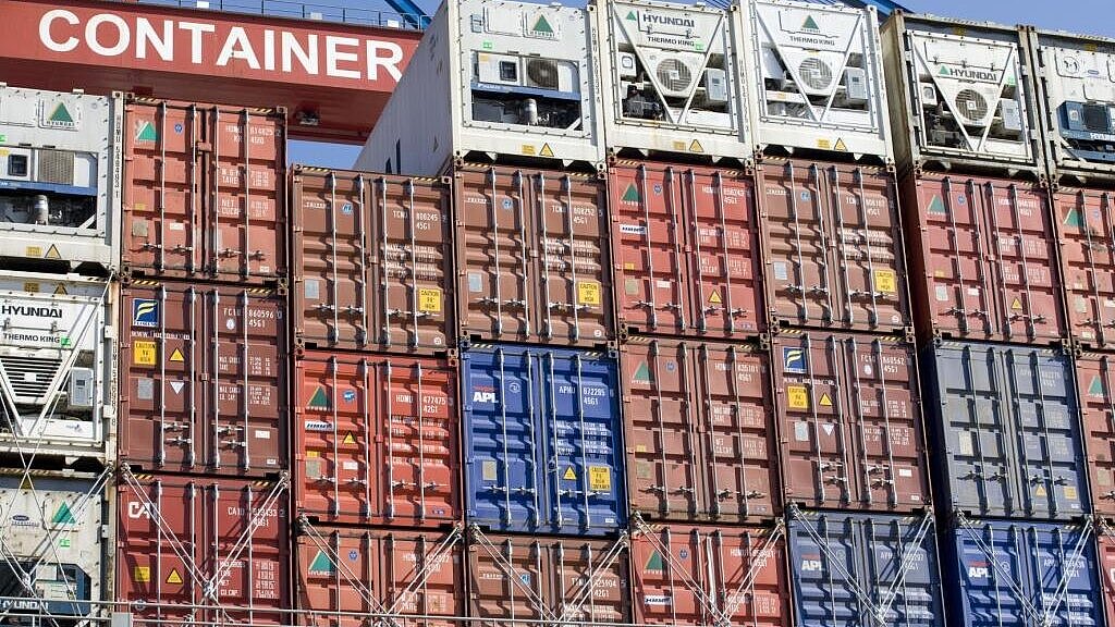 Hamburgs Hafen hat im ersten Halbjahr 64,1 Millionen Tonnen Seegüter umgeschlagen. Foto: HHLA