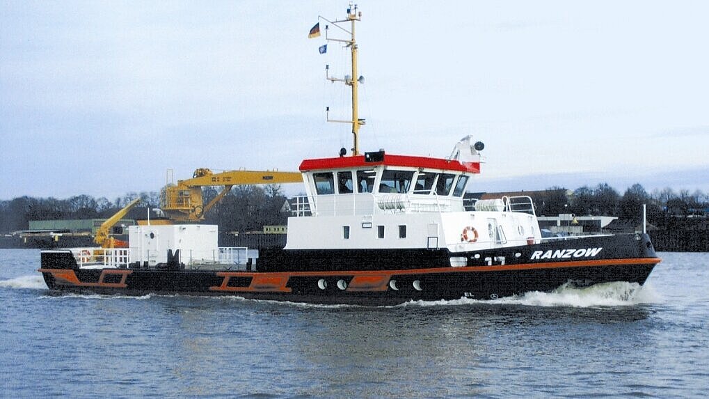 "Ranzow" liegt mit einem Maschinenschaden im Hafen fest. Foto: Fassmer "Ranzow" liegt mit einem Maschinenschaden im Hafen fest. Foto: Fassmer