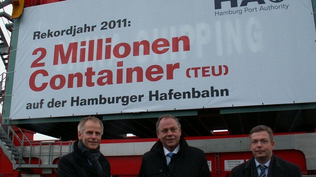 Freude über den Erfolg (v.l.): HPA-Chef Jens Meier, Emanuel Schiffer (Eurogate), Harald Kreft (HPA) Foto: Mordhorst Freude über den Erfolg (v.l.): HPA-Chef Jens Meier, Emanuel Schiffer (Eurogate), Harald Kreft (HPA) Foto: Mordhorst