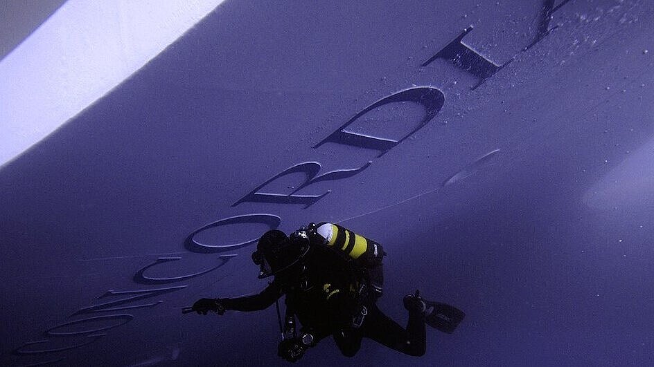 Nach gezielten Sprengungen am Morgen können Taucher ab sofort parallel auf Deck drei und vier suchen. Foto: Guardia Costiara Nach gezielten Sprengungen am Morgen können Taucher ab sofort parallel auf Deck drei und vier suchen. Foto: Guardia Costiara