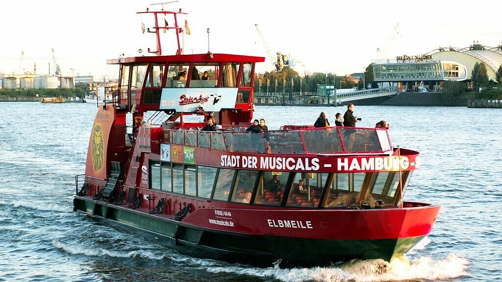 Auf dem mit 60 Personen besetzten Hafenfährschiff „Elbmeile“ ereignete sich der Zwischenfall. Foto: Mordhorst Auf dem mit 60 Personen besetzten Hafenfährschiff „Elbmeile“ ereignete sich der Zwischenfall. Foto: Mordhorst