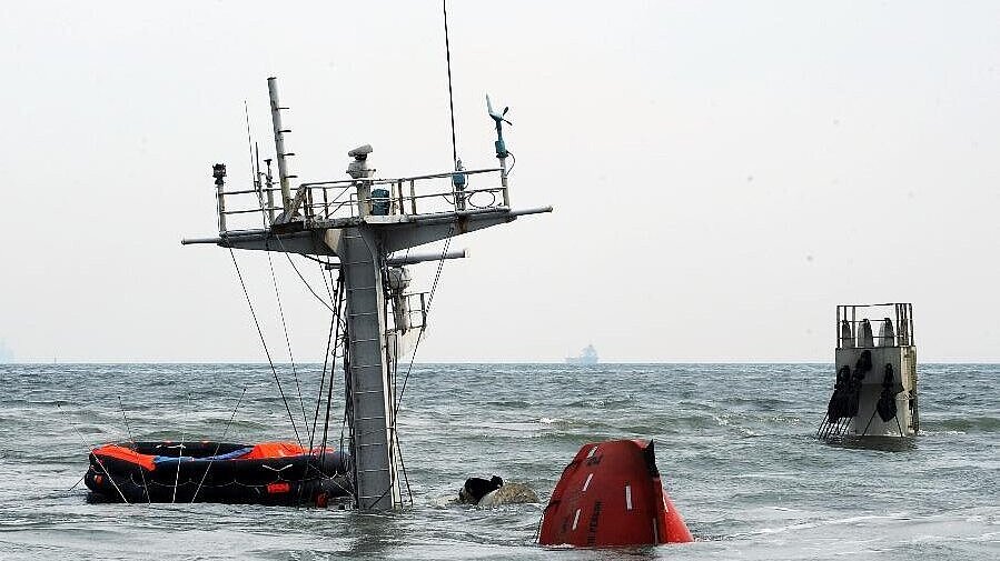 Stumme Zeugen: Mast der „Oriental Sunrise“ mit Rettungsinsel und Rettungsboot-Bugspitze. Foto: Deng Hang Stumme Zeugen: Mast der „Oriental Sunrise“ mit Rettungsinsel und Rettungsboot-Bugspitze. Foto: Deng Hang