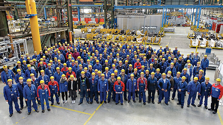Gruppenbild der Mitarbeiter im Meyer Werft Rohrzentrum Gruppenbild der Mitarbeiter im Meyer Werft Rohrzentrum