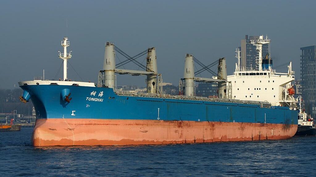 EMR zahlt 8350 Dollar pro Tag für den 1999 gebauten Handymax-Bulker „Tonghai“. Foto: Hasenpusch