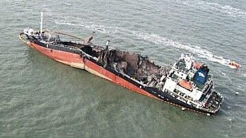 Die Bug- und Hecksektion der „Doolan No. 3“ sackten nach der Explosion etwas ab. Foto: Korea Coast Guard Die Bug- und Hecksektion der „Doolan No. 3“ sackten nach der Explosion etwas ab. Foto: Korea Coast Guard