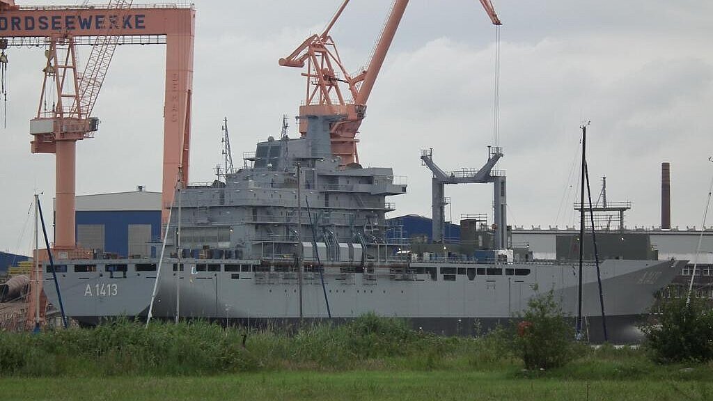 Der Einsatzgruppenversorger „Bonn“ der Deutschen Marine bei der Endausrüstung. Foto: Bökhaus Der Einsatzgruppenversorger „Bonn“ der Deutschen Marine bei der Endausrüstung. Foto: Bökhaus