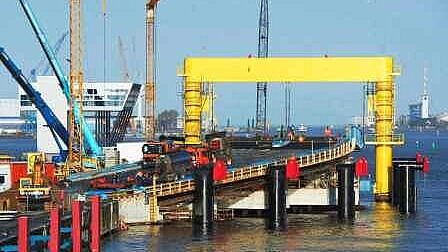 Der Liegeplatz 54 wird bis zum Frühjahr für die neuen Scandlines-Fähren „Berlin“ und „Copenhagen“ komplett neu gebaut. Foto: Rostock Port/ Nordlicht