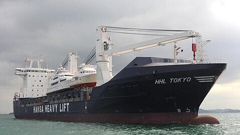 Der Neubau „HHL Tokyo“ bunkerte nach Anläufen in Tianjin und Kaohsiung in Singapur und fuhr dann durch die Malakkastraße. Foto: Hasenpusch Der Neubau „HHL Tokyo“ bunkerte nach Anläufen in Tianjin und Kaohsiung in Singapur und fuhr dann durch die Malakkastraße. Foto: Hasenpusch