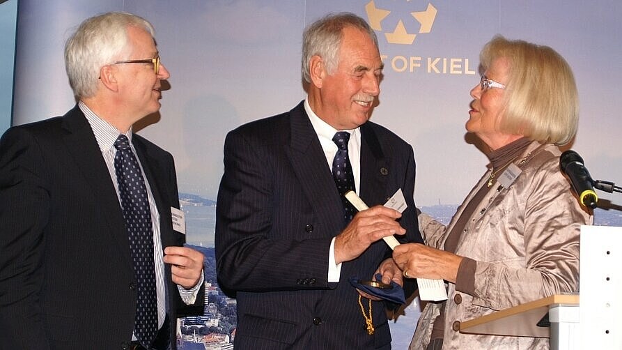 Kiels Stadtpräsidentin Cathy Kietzer, Bürgermeister Peter Todeskino (l.) und Heinz Bachmann bei der Veranstaltung. Foto: Port of Kiel