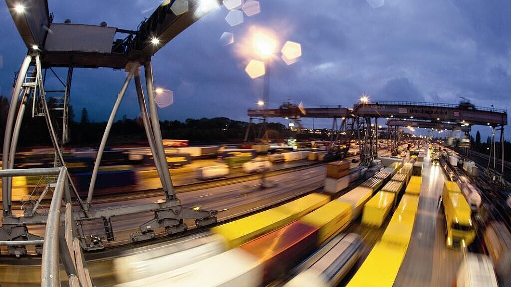 Die Y-Trasse soll den Container-Transport zwischen Hannover und den Seehäfen Bremen und Hamburg beschleunigen. Foto: Kombiverkehr Die Y-Trasse soll den Container-Transport zwischen Hannover und den Seehäfen Bremen und Hamburg beschleunigen. Foto: Kombiverkehr