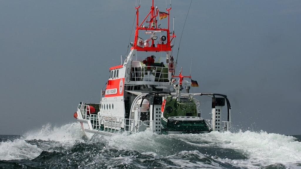 Weil die Zufahrt zum Nothafen erneut versandet ist, muss "Theo Fischer" ausweichen. Foto: DGzRS Weil die Zufahrt zum Nothafen erneut versandet ist, muss "Theo Fischer" ausweichen. Foto: DGzRS