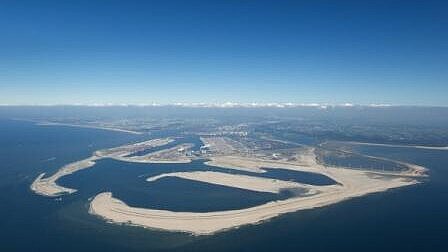 Immer deutlicher zeichnen sich die Konturen der neuen Hafenerweiterungsfläche – Maasvlakte II – in Rotterdam ab. Foto: HbR Immer deutlicher zeichnen sich die Konturen der neuen Hafenerweiterungsfläche – Maasvlakte II – in Rotterdam ab. Foto: HbR