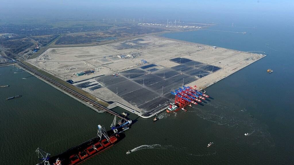 Die ersten vier Containerbücken für den JadeWeserPort sind am 6. März geliefert worden. Foto: Eurogate Die ersten vier Containerbücken für den JadeWeserPort sind am 6. März geliefert worden. Foto: Eurogate