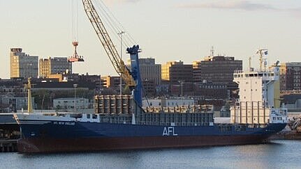 Das 121 Meter lange Feederschiff „AFL New England“ (700 TEU) im Hafen von Portland. Foto: Rass Das 121 Meter lange Feederschiff „AFL New England“ (700 TEU) im Hafen von Portland. Foto: Rass