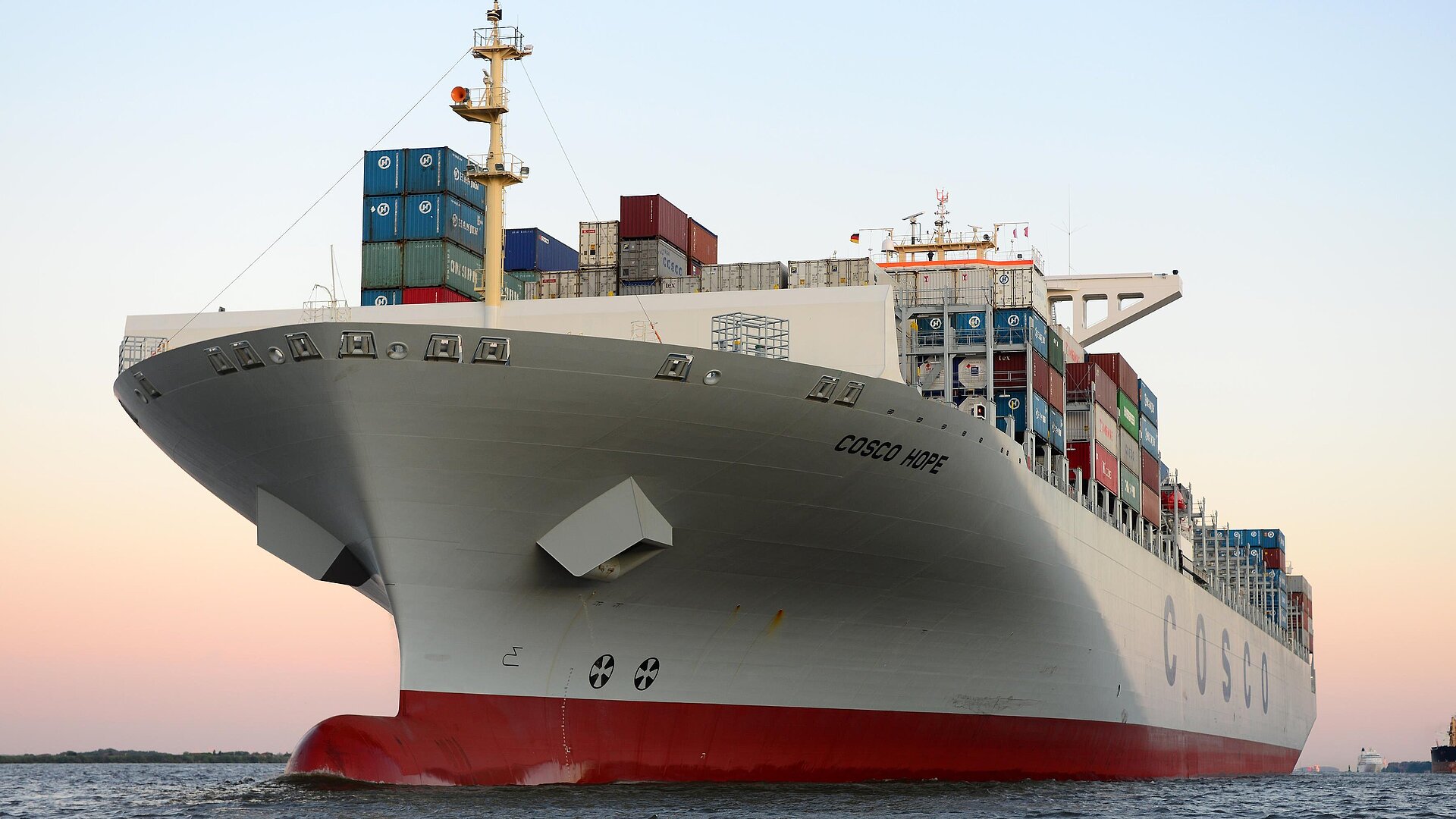 Die Elbvertiefung ist immer wichtiger für Megaboxer wie die „COSCO Hope“ (13.092 TEU). Foto: Hasenpusch
