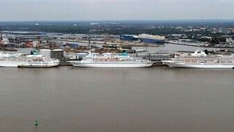 Alle drei Hochsee-Kreuzfahrtschiffe des Bonner Veranstalters Phoenix Reisen lagen am Montag an der Columbuskaje: „Amadea“, „Albatros“, „Artania“ (v.l.). Foto: W. Scheer Alle drei Hochsee-Kreuzfahrtschiffe des Bonner Veranstalters Phoenix Reisen lagen am Montag an der Columbuskaje: „Amadea“, „Albatros“, „Artania“ (v.l.). Foto: W. Scheer