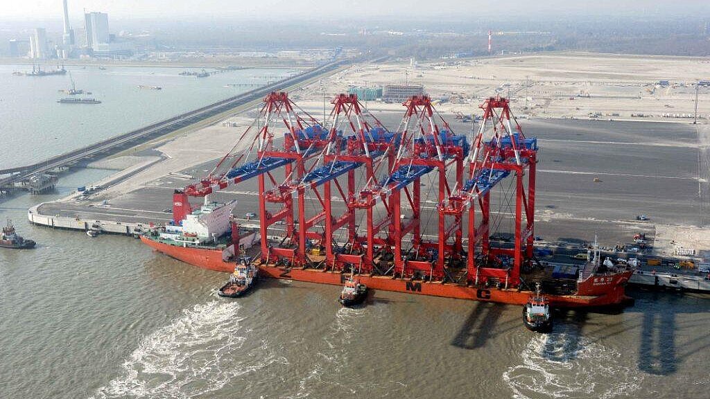 Die Containerbrücke sind Dienstag Vormittag in Wilhelmshaven eingetroffen. Foto: Scheer/Eurogate