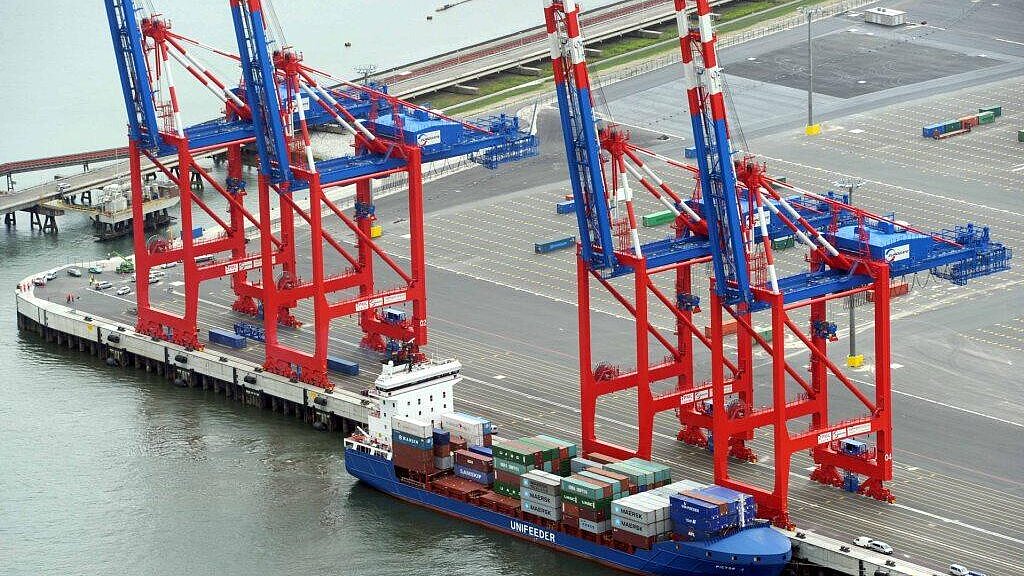 "Pictor J" brachte gestern 50 Leercontainer nach Wilhelmshaven. Foto: Scheer "Pictor J" brachte gestern 50 Leercontainer nach Wilhelmshaven. Foto: Scheer