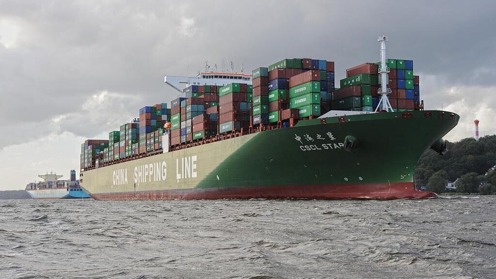 Begegnungsverkehr auf der Elbe: CSCL und Maersk Line. Foto HHM/Hasenpusch Begegnungsverkehr auf der Elbe: CSCL und Maersk Line. Foto HHM/Hasenpusch