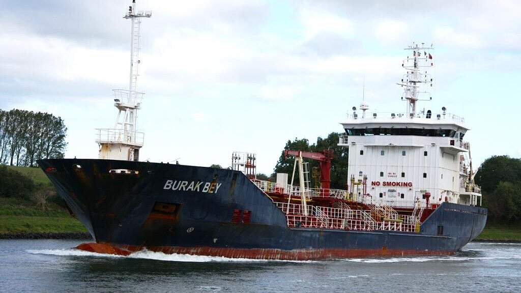 Der türkische Tanker „Burak Bey“ kommt als „RN Magellan“ unter die russische Flagge. Foto: Steen Der türkische Tanker „Burak Bey“ kommt als „RN Magellan“ unter die russische Flagge. Foto: Steen